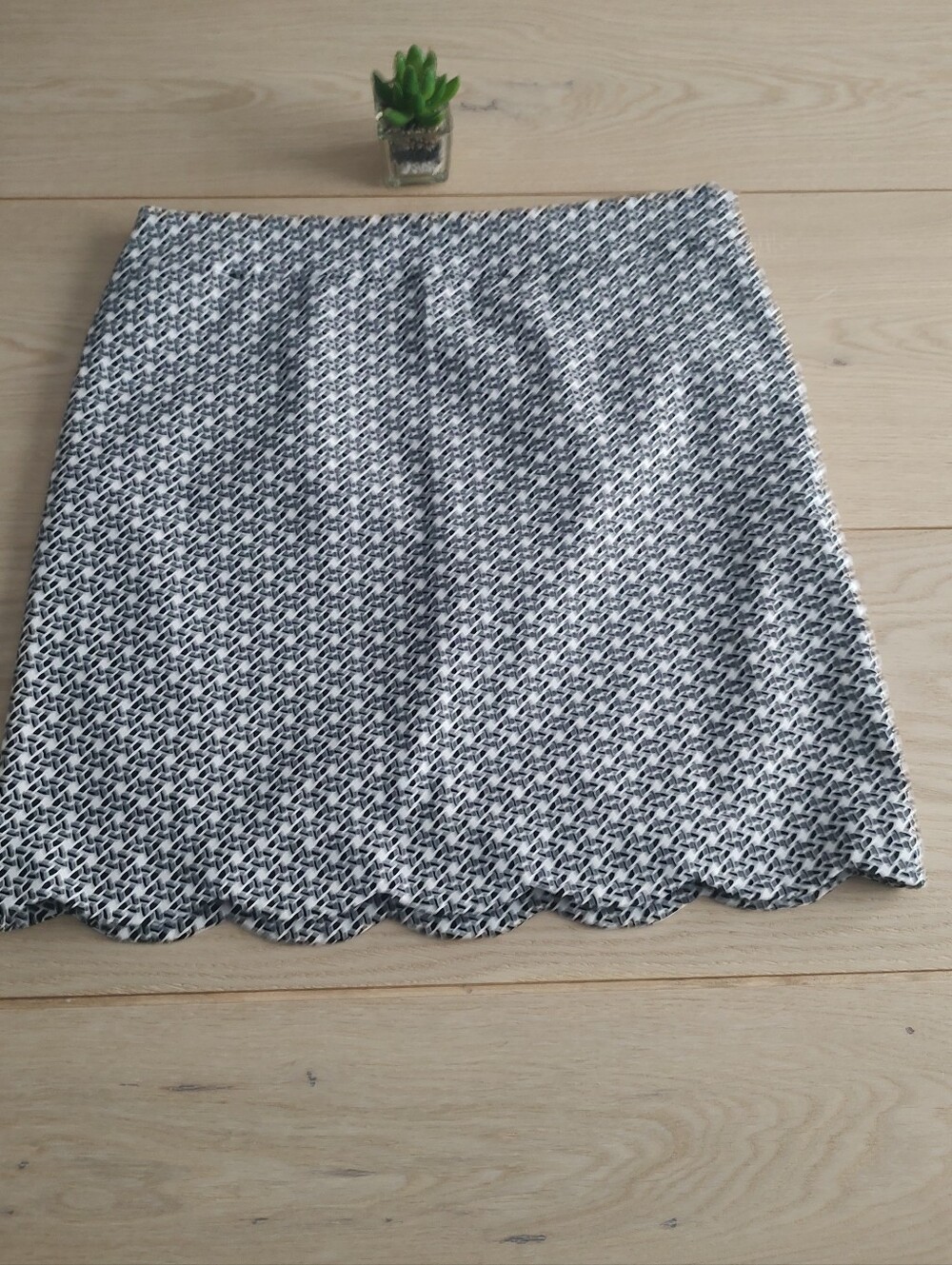 Talbots Skirt Size 12 color black and white Black And White Zipper Lining